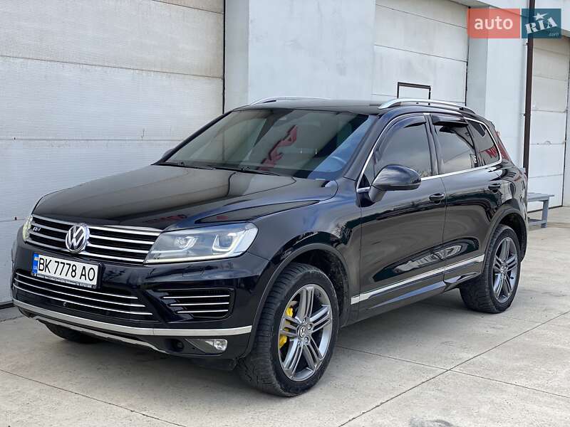 Внедорожник / Кроссовер Volkswagen Touareg 2016 в Сарнах