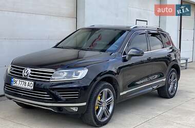 Внедорожник / Кроссовер Volkswagen Touareg 2016 в Сарнах