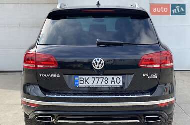 Внедорожник / Кроссовер Volkswagen Touareg 2016 в Сарнах