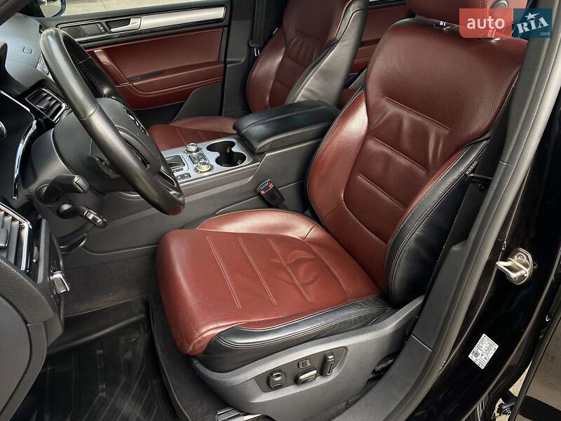 Внедорожник / Кроссовер Volkswagen Touareg 2016 в Сарнах