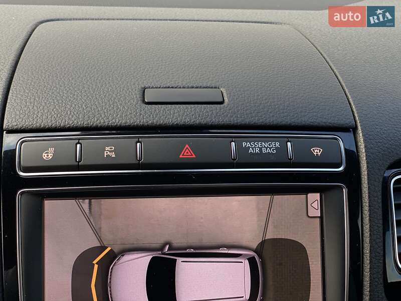 Внедорожник / Кроссовер Volkswagen Touareg 2016 в Сарнах