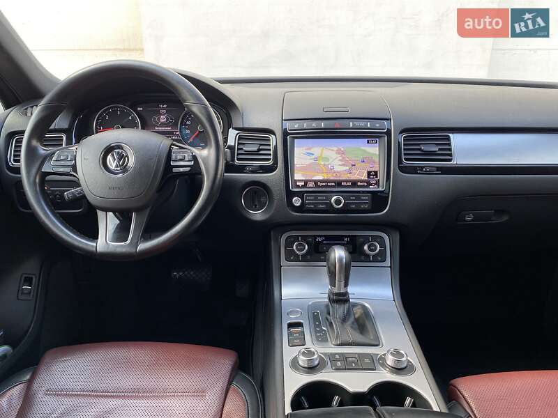 Внедорожник / Кроссовер Volkswagen Touareg 2016 в Сарнах