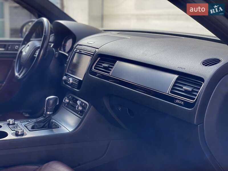 Внедорожник / Кроссовер Volkswagen Touareg 2016 в Сарнах