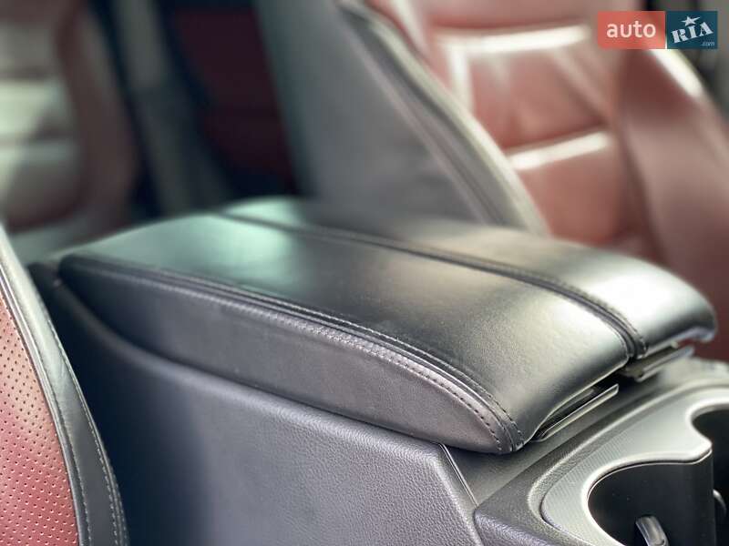 Внедорожник / Кроссовер Volkswagen Touareg 2016 в Сарнах
