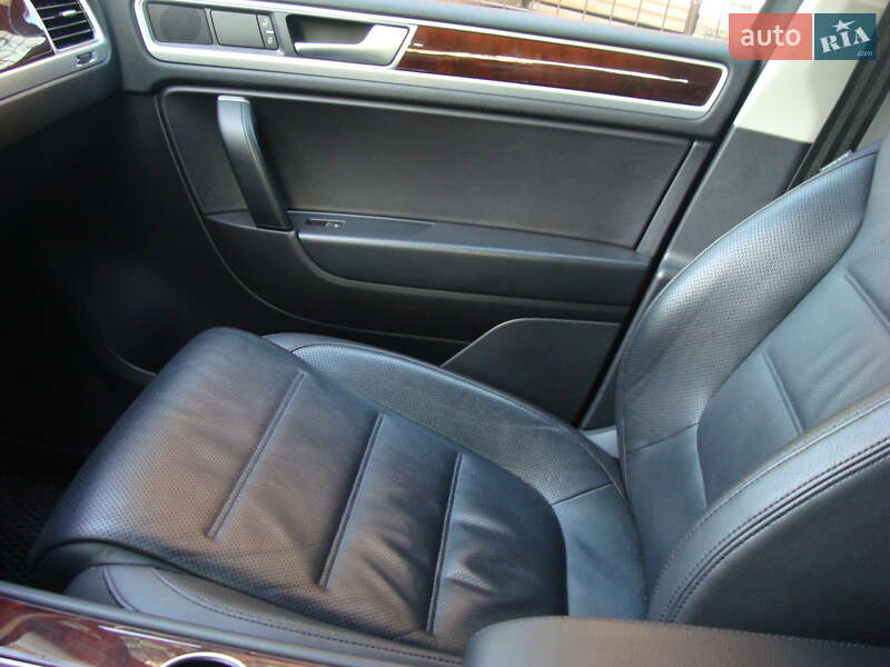 Внедорожник / Кроссовер Volkswagen Touareg 2015 в Шепетовке
