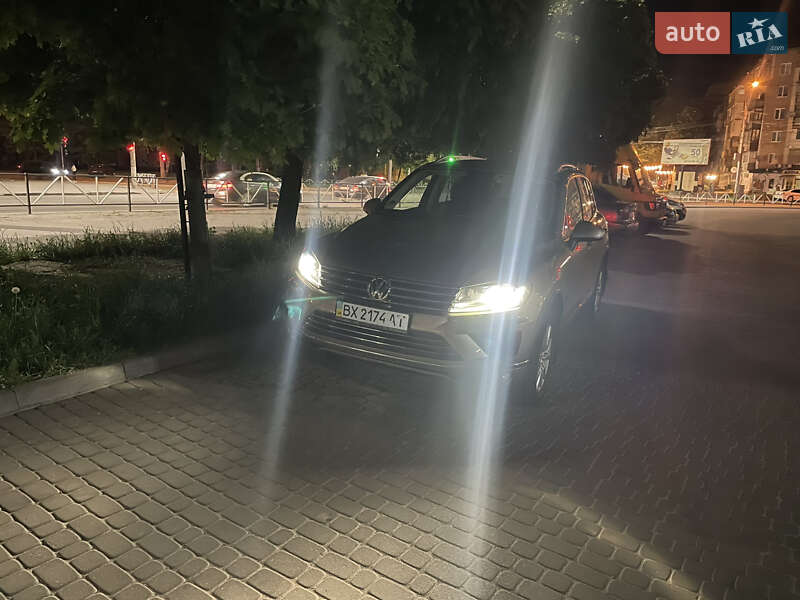 Внедорожник / Кроссовер Volkswagen Touareg 2015 в Хмельницком