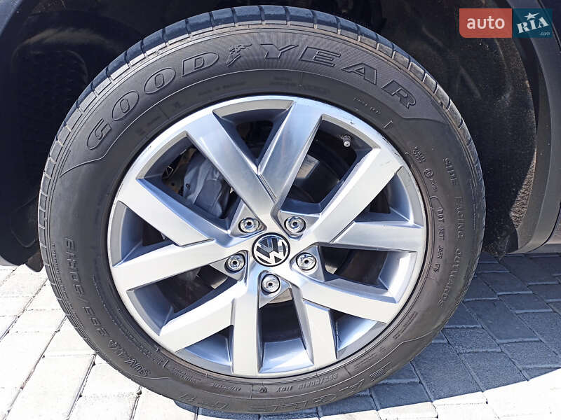 Позашляховик / Кросовер Volkswagen Touareg 2014 в Рівному