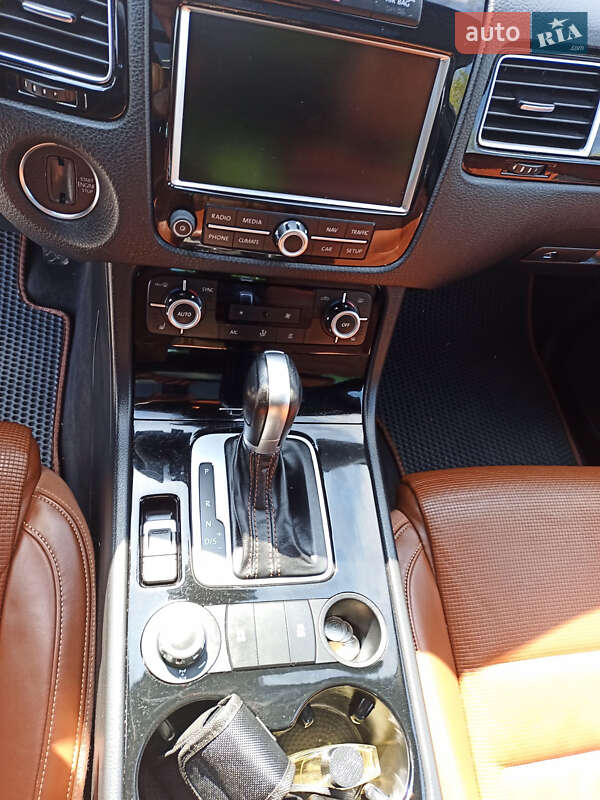 Позашляховик / Кросовер Volkswagen Touareg 2014 в Рівному