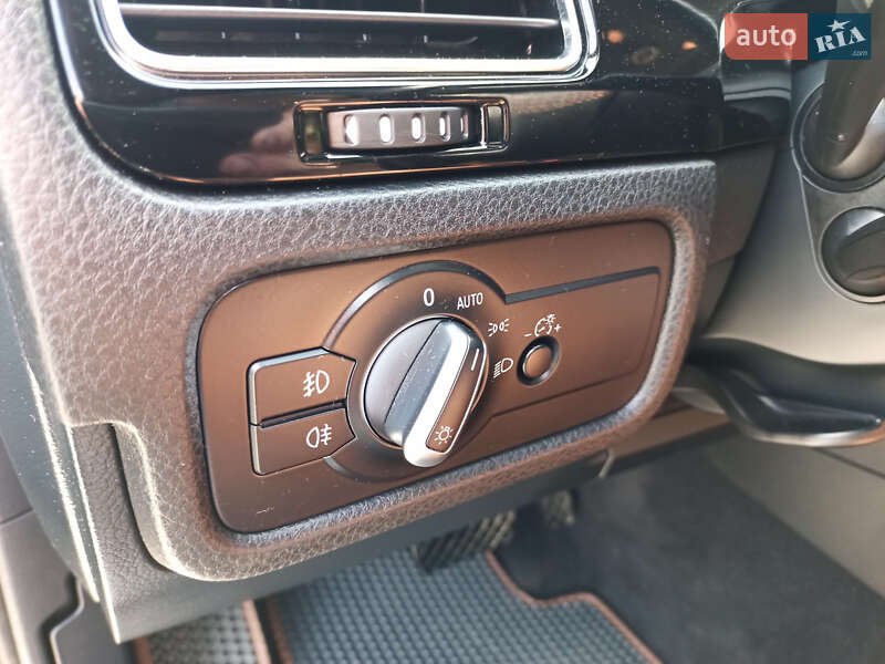 Позашляховик / Кросовер Volkswagen Touareg 2014 в Рівному
