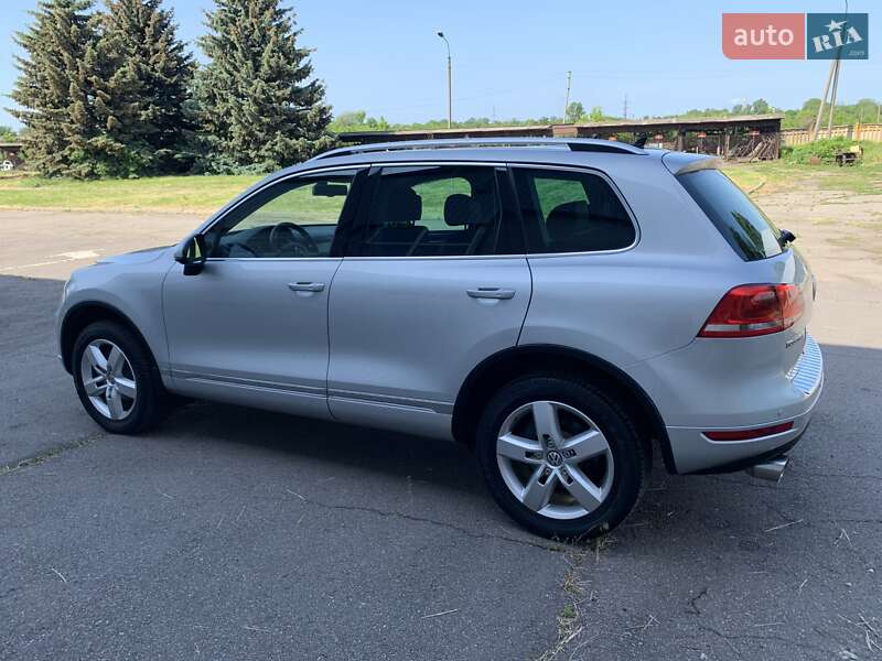 Внедорожник / Кроссовер Volkswagen Touareg 2014 в Лозовой