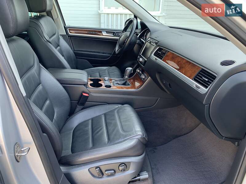 Внедорожник / Кроссовер Volkswagen Touareg 2014 в Лозовой