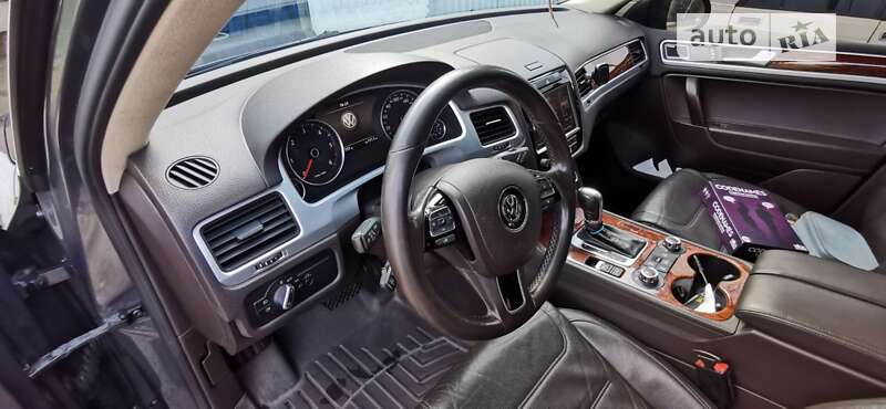 Внедорожник / Кроссовер Volkswagen Touareg 2012 в Днепре
