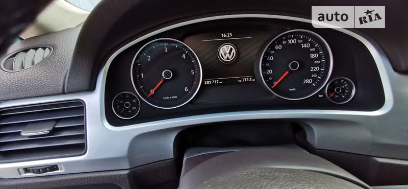 Внедорожник / Кроссовер Volkswagen Touareg 2012 в Днепре