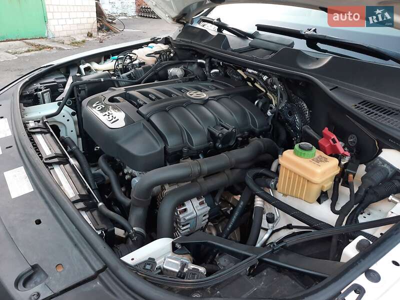 Внедорожник / Кроссовер Volkswagen Touareg 2012 в Умани