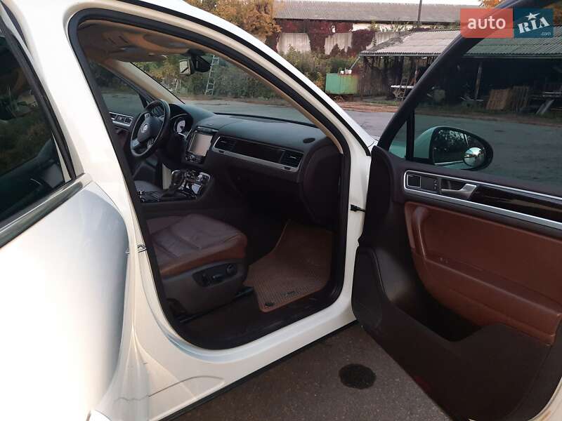 Внедорожник / Кроссовер Volkswagen Touareg 2012 в Умани