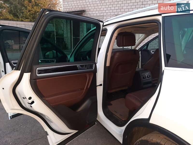 Внедорожник / Кроссовер Volkswagen Touareg 2012 в Умани