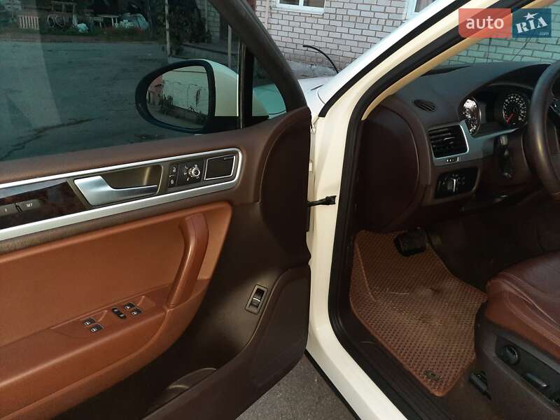 Внедорожник / Кроссовер Volkswagen Touareg 2012 в Умани