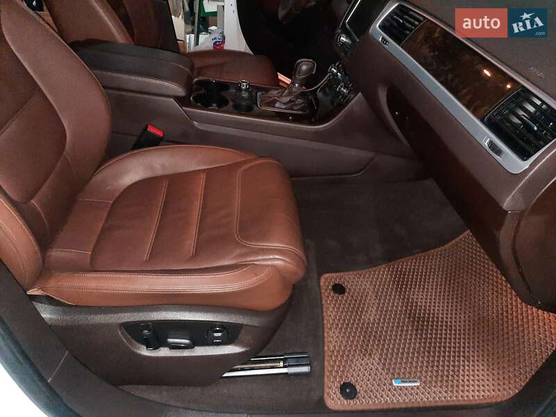 Внедорожник / Кроссовер Volkswagen Touareg 2012 в Умани