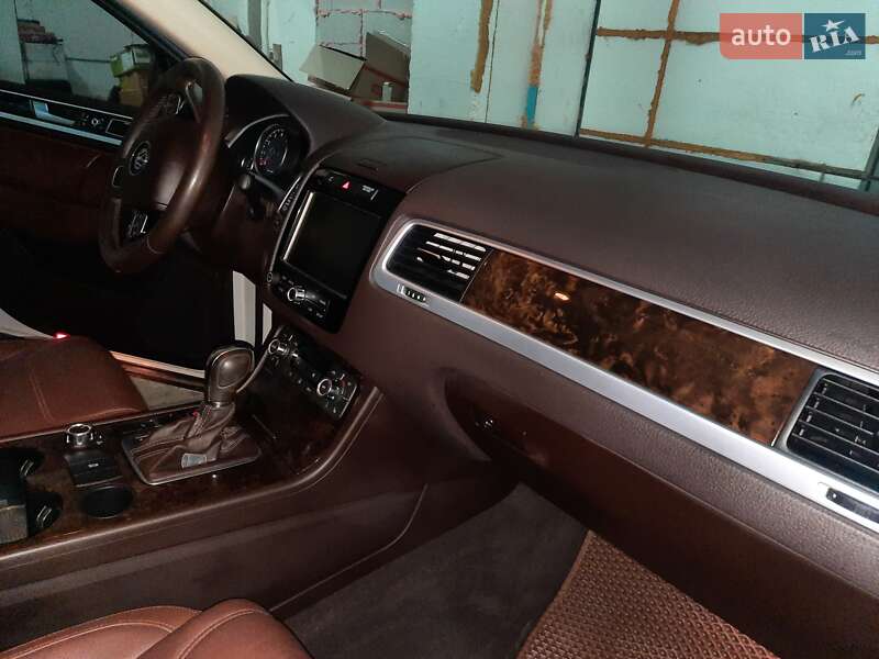 Внедорожник / Кроссовер Volkswagen Touareg 2012 в Умани