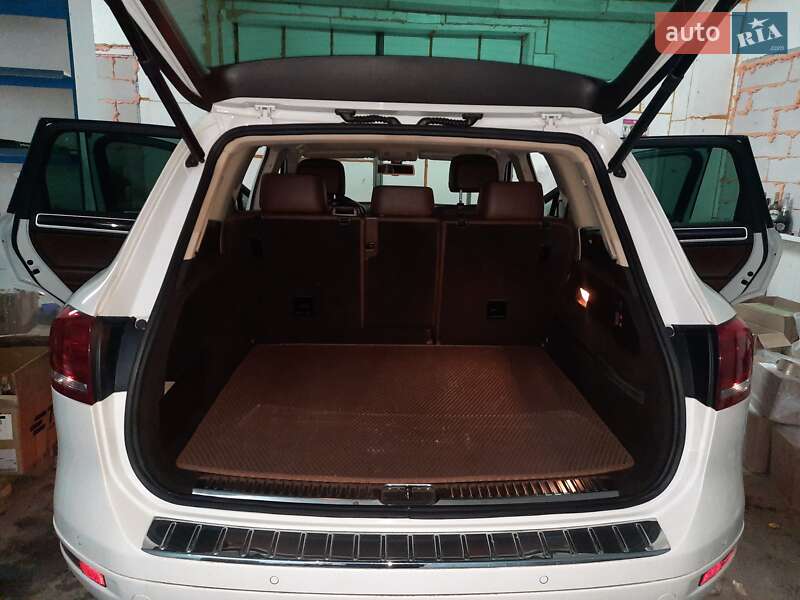 Внедорожник / Кроссовер Volkswagen Touareg 2012 в Умани