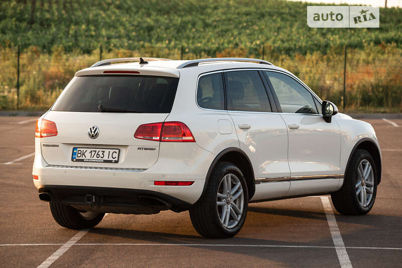Внедорожник / Кроссовер Volkswagen Touareg 2011 в Ровно