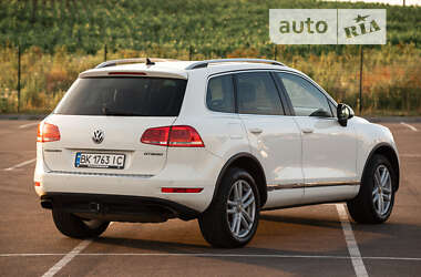 Внедорожник / Кроссовер Volkswagen Touareg 2011 в Ровно