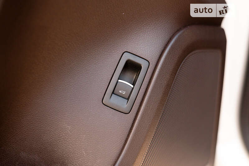 Внедорожник / Кроссовер Volkswagen Touareg 2011 в Ровно