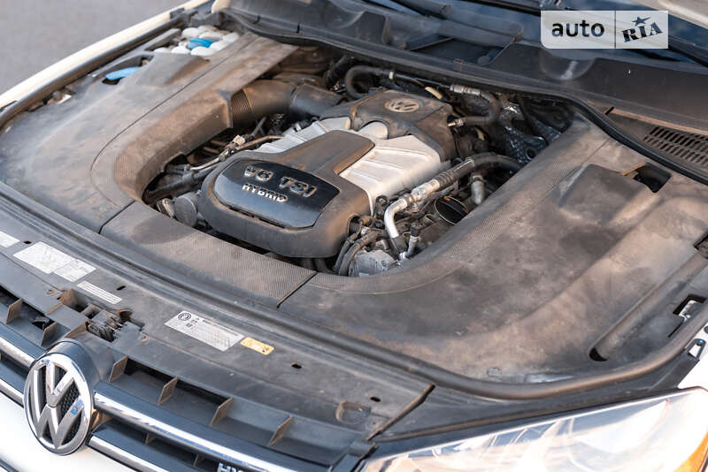 Внедорожник / Кроссовер Volkswagen Touareg 2011 в Ровно