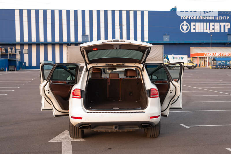 Внедорожник / Кроссовер Volkswagen Touareg 2011 в Ровно