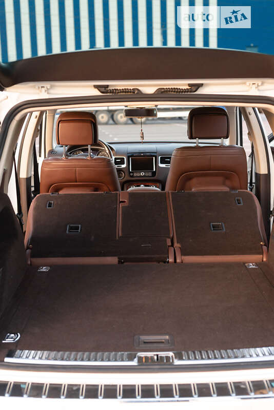 Внедорожник / Кроссовер Volkswagen Touareg 2011 в Ровно