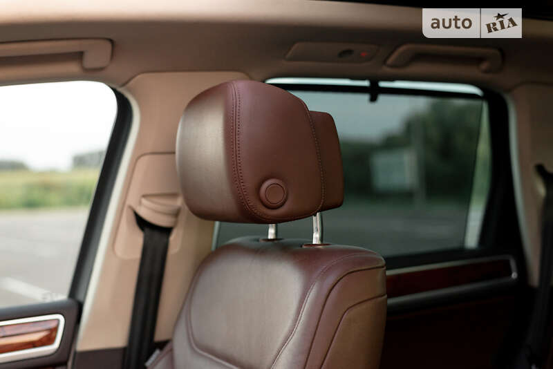 Внедорожник / Кроссовер Volkswagen Touareg 2011 в Ровно