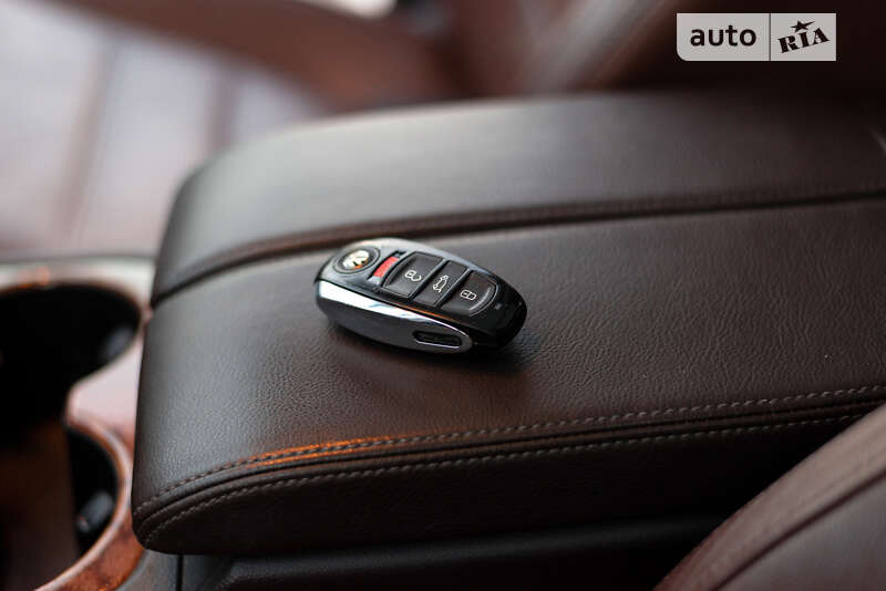 Внедорожник / Кроссовер Volkswagen Touareg 2011 в Ровно