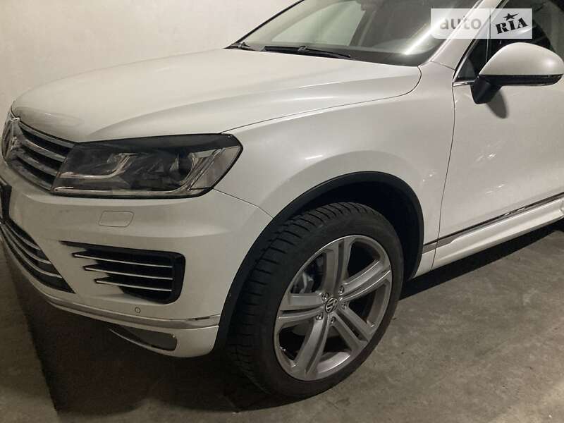 Внедорожник / Кроссовер Volkswagen Touareg 2015 в 