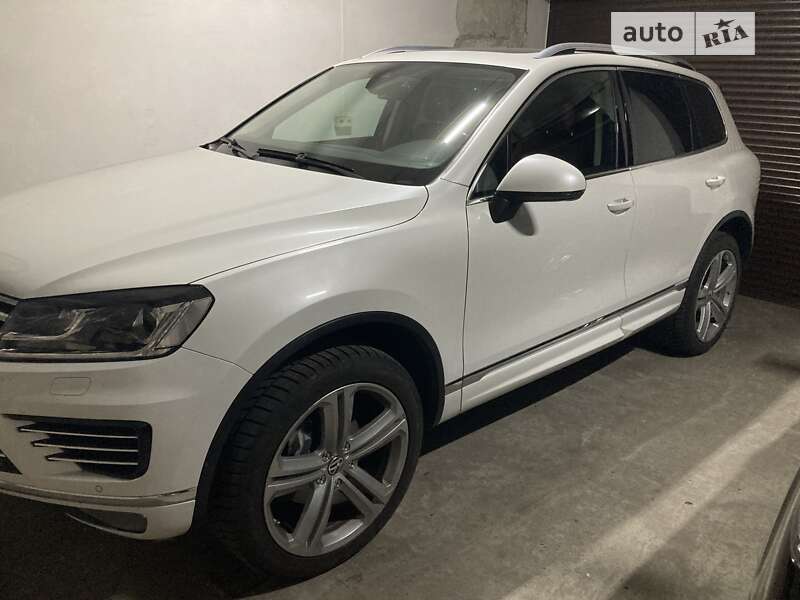 Позашляховик / Кросовер Volkswagen Touareg 2015 в Києві