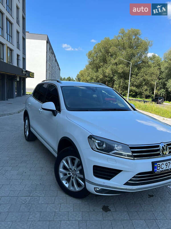 Позашляховик / Кросовер Volkswagen Touareg 2015 в Новояворівську