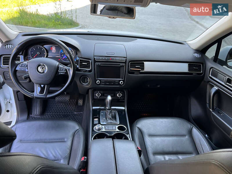 Позашляховик / Кросовер Volkswagen Touareg 2015 в Новояворівську