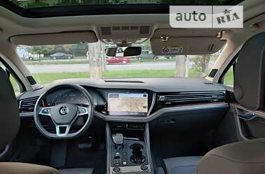 Внедорожник / Кроссовер Volkswagen Touareg 2018 в 