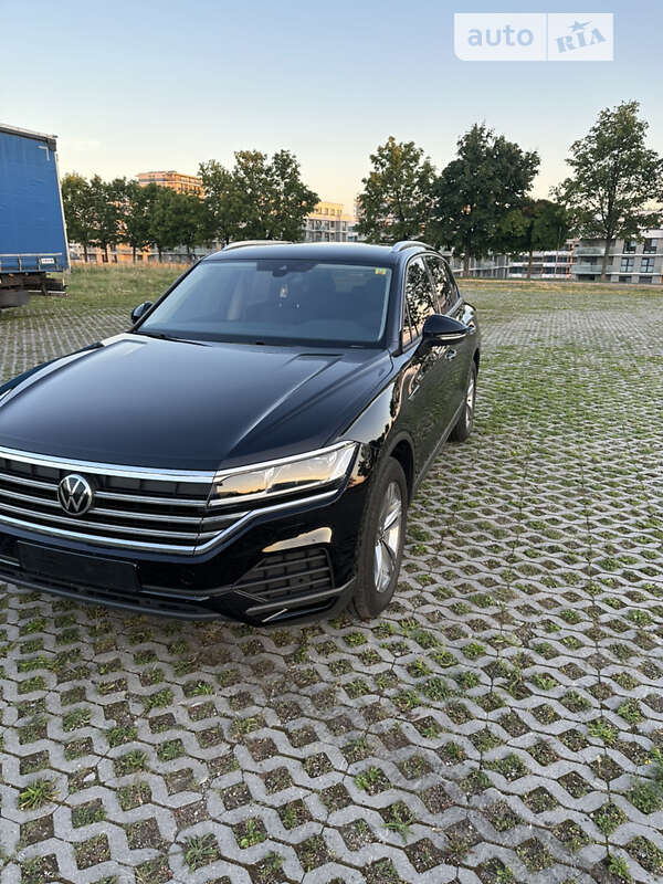Внедорожник / Кроссовер Volkswagen Touareg 2021 в Киеве