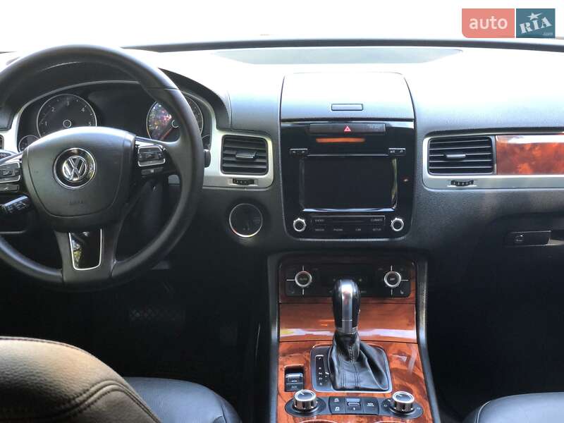 Внедорожник / Кроссовер Volkswagen Touareg 2012 в Киеве