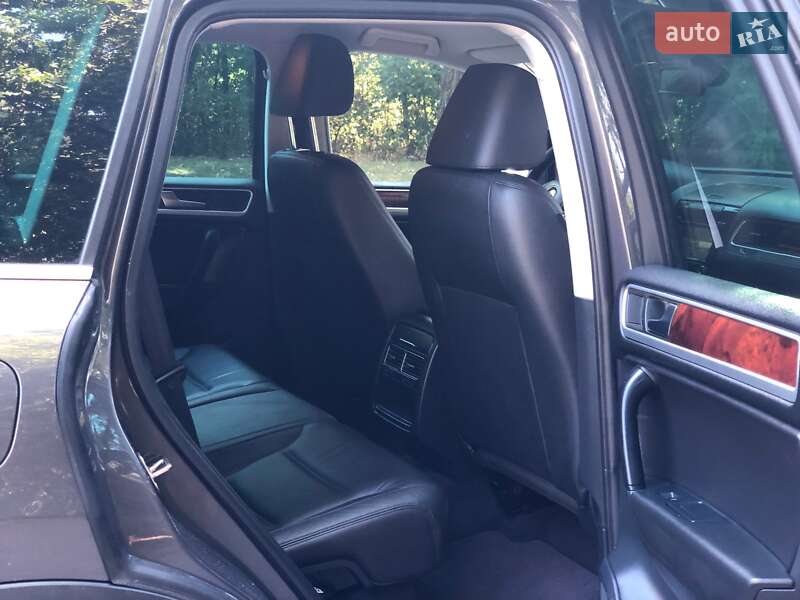 Внедорожник / Кроссовер Volkswagen Touareg 2012 в Киеве