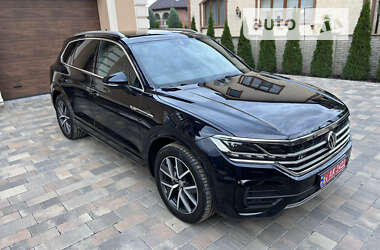 Внедорожник / Кроссовер Volkswagen Touareg 2018 в 