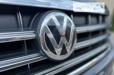 Внедорожник / Кроссовер Volkswagen Touareg 2018 в 