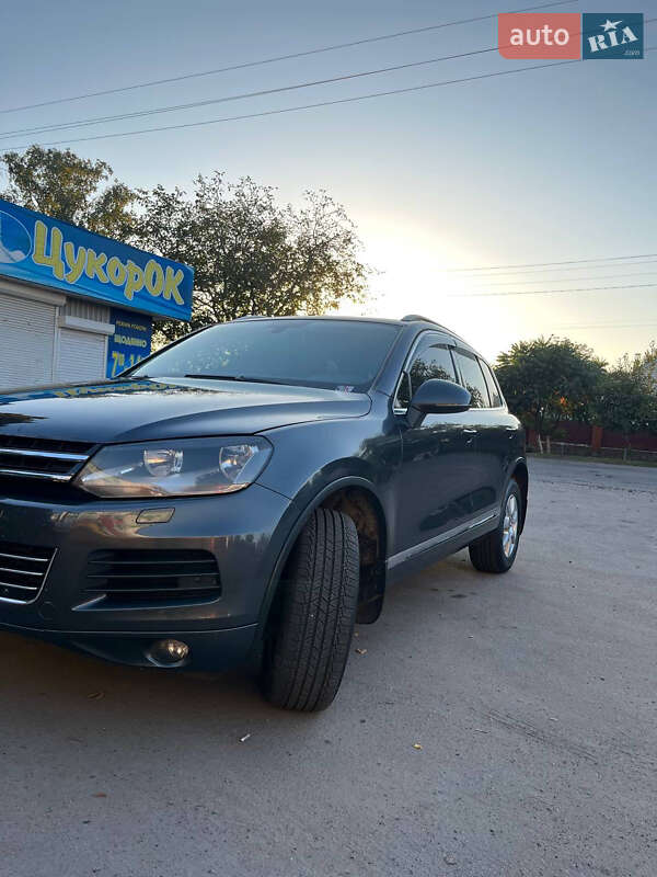 Внедорожник / Кроссовер Volkswagen Touareg 2012 в Полтаве