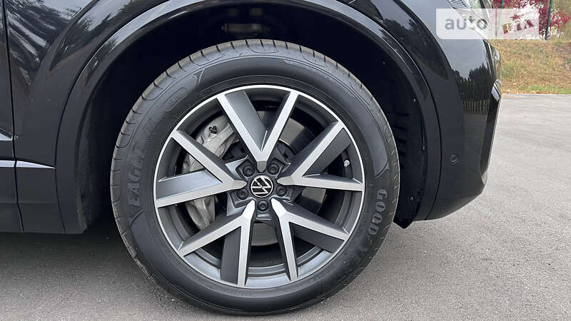 Позашляховик / Кросовер Volkswagen Touareg 2020 в Києві