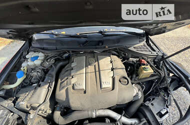 Позашляховик / Кросовер Volkswagen Touareg 2011 в 