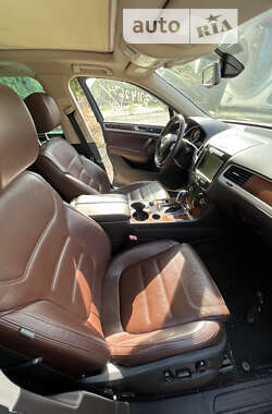 Позашляховик / Кросовер Volkswagen Touareg 2011 в 