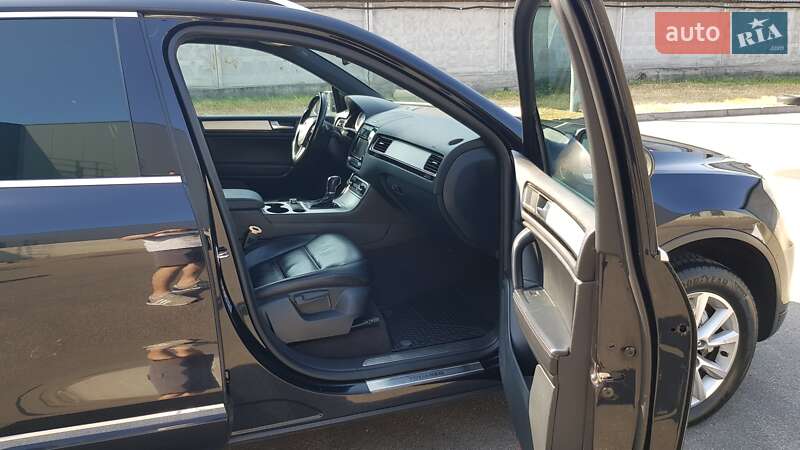 Позашляховик / Кросовер Volkswagen Touareg 2013 в Києві
