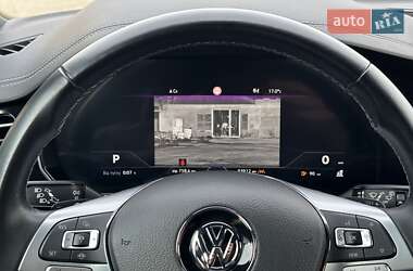 Внедорожник / Кроссовер Volkswagen Touareg 2018 в 