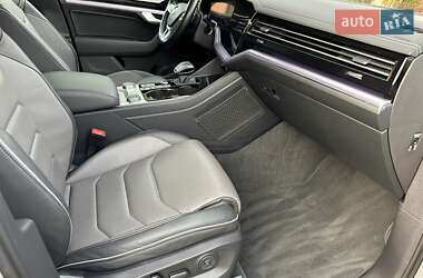 Внедорожник / Кроссовер Volkswagen Touareg 2018 в 