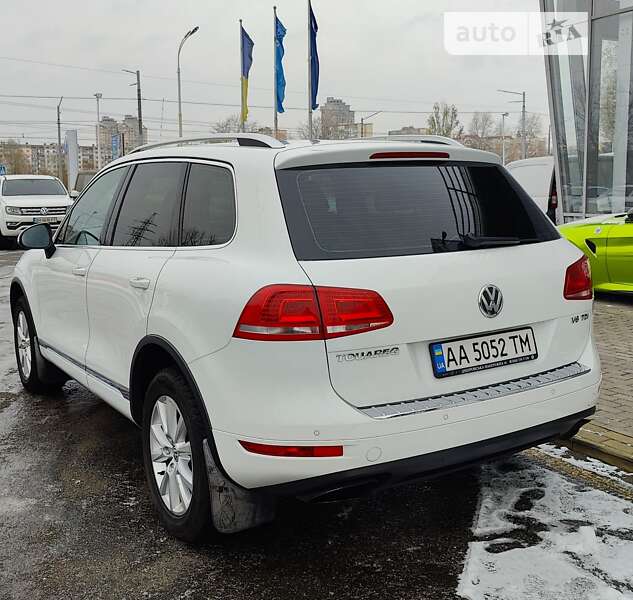 Внедорожник / Кроссовер Volkswagen Touareg 2013 в Киеве